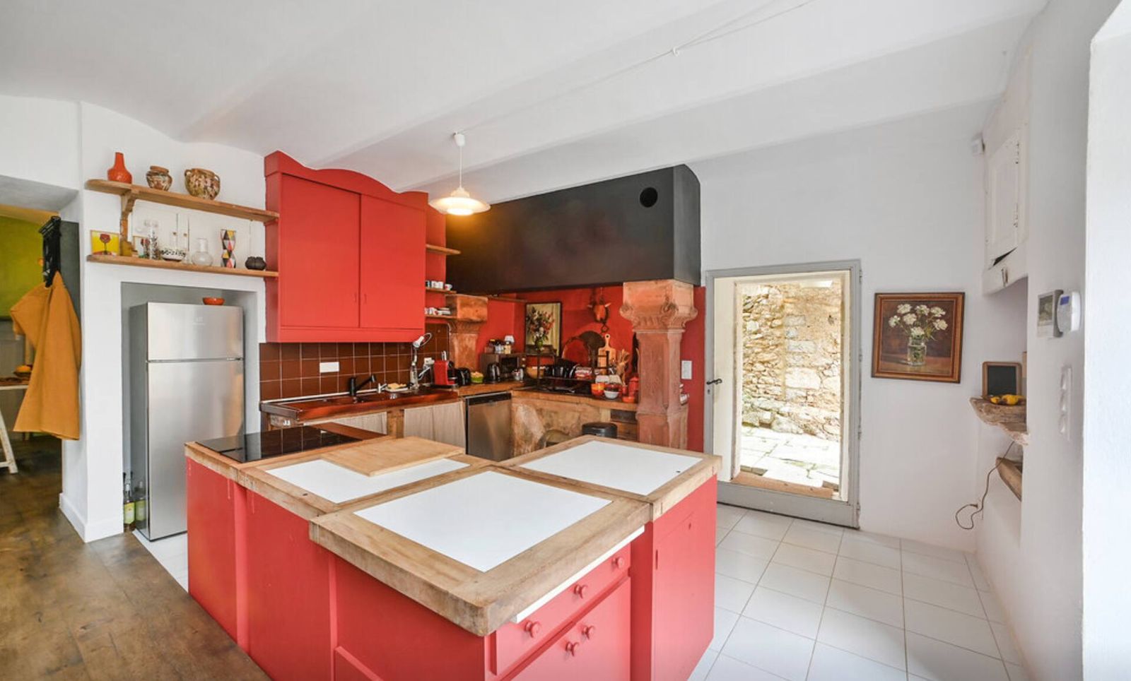 Cuisine rouge avec îlot central