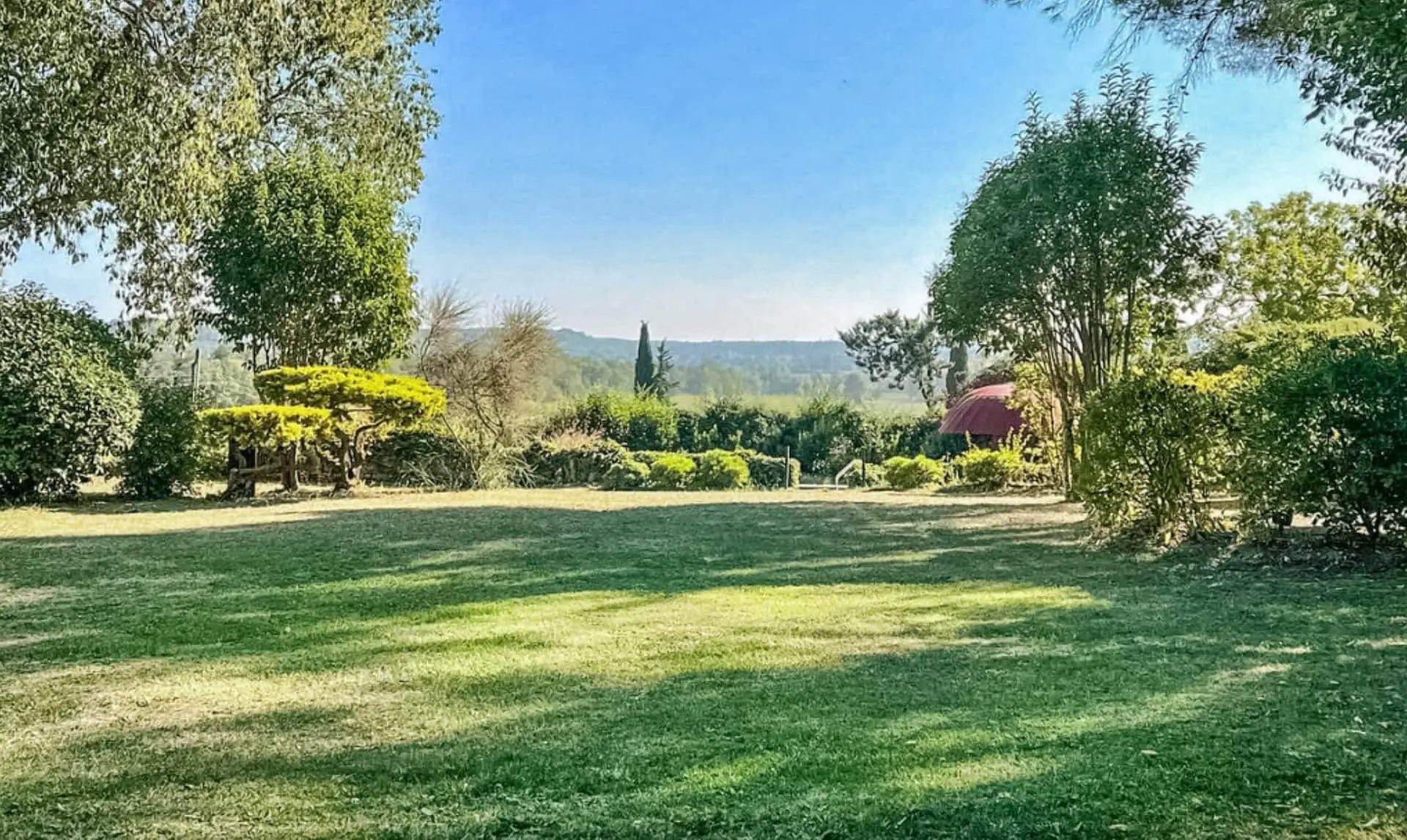 Le jardin et la vue panoramique sur les collines