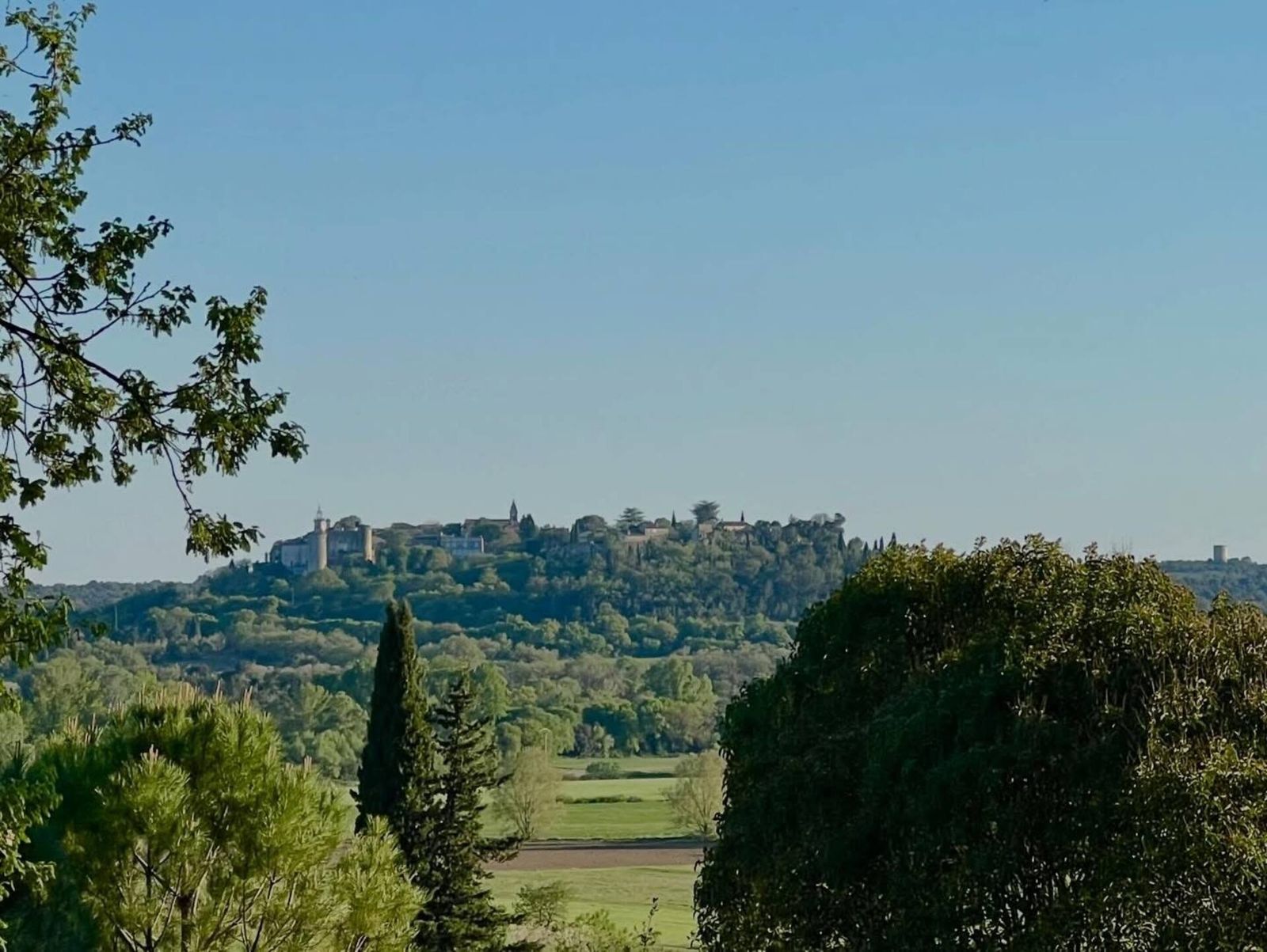 Vue sur le village perché depuis la maison