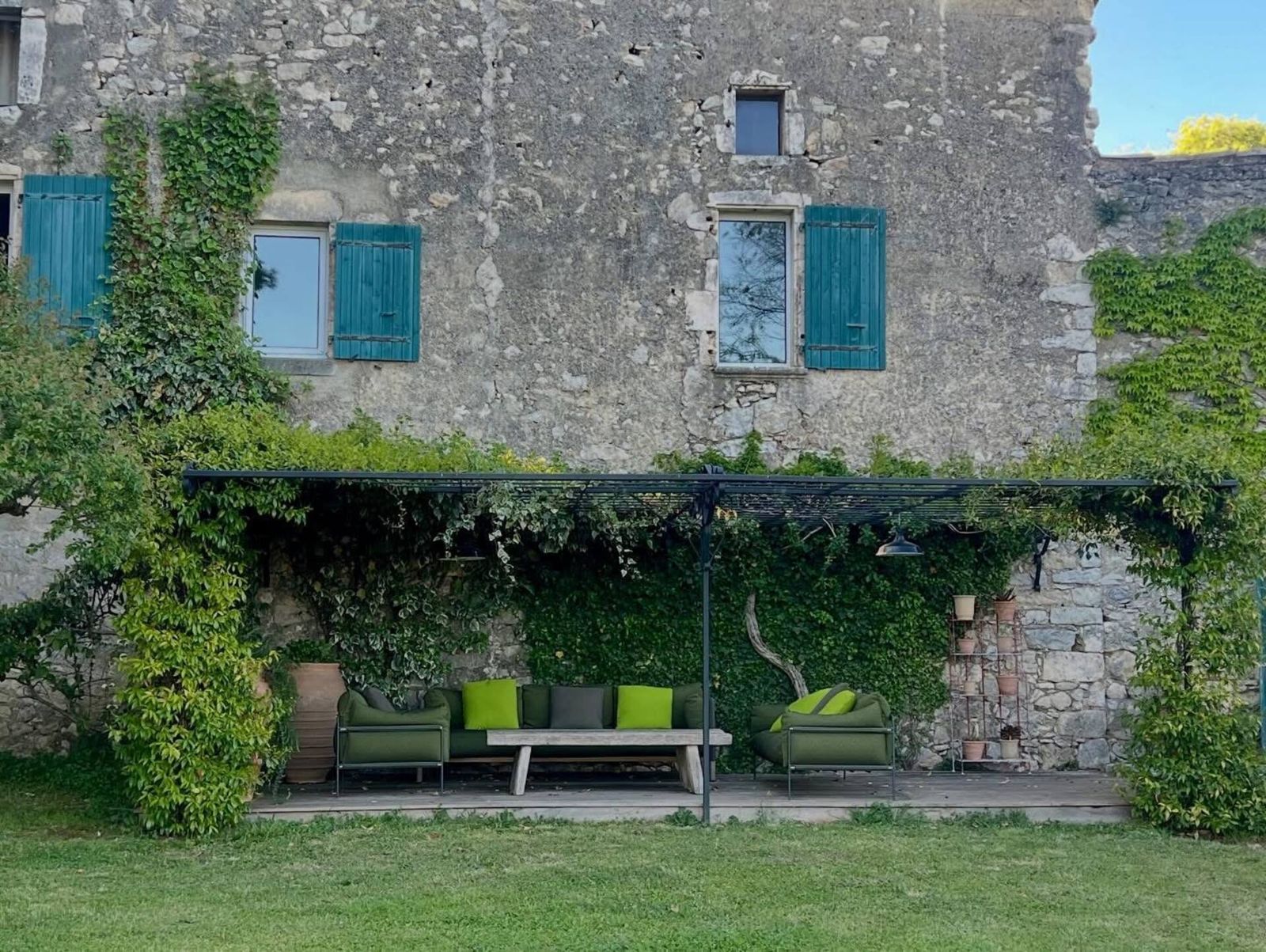 Salon d'extérieur sous la pergola