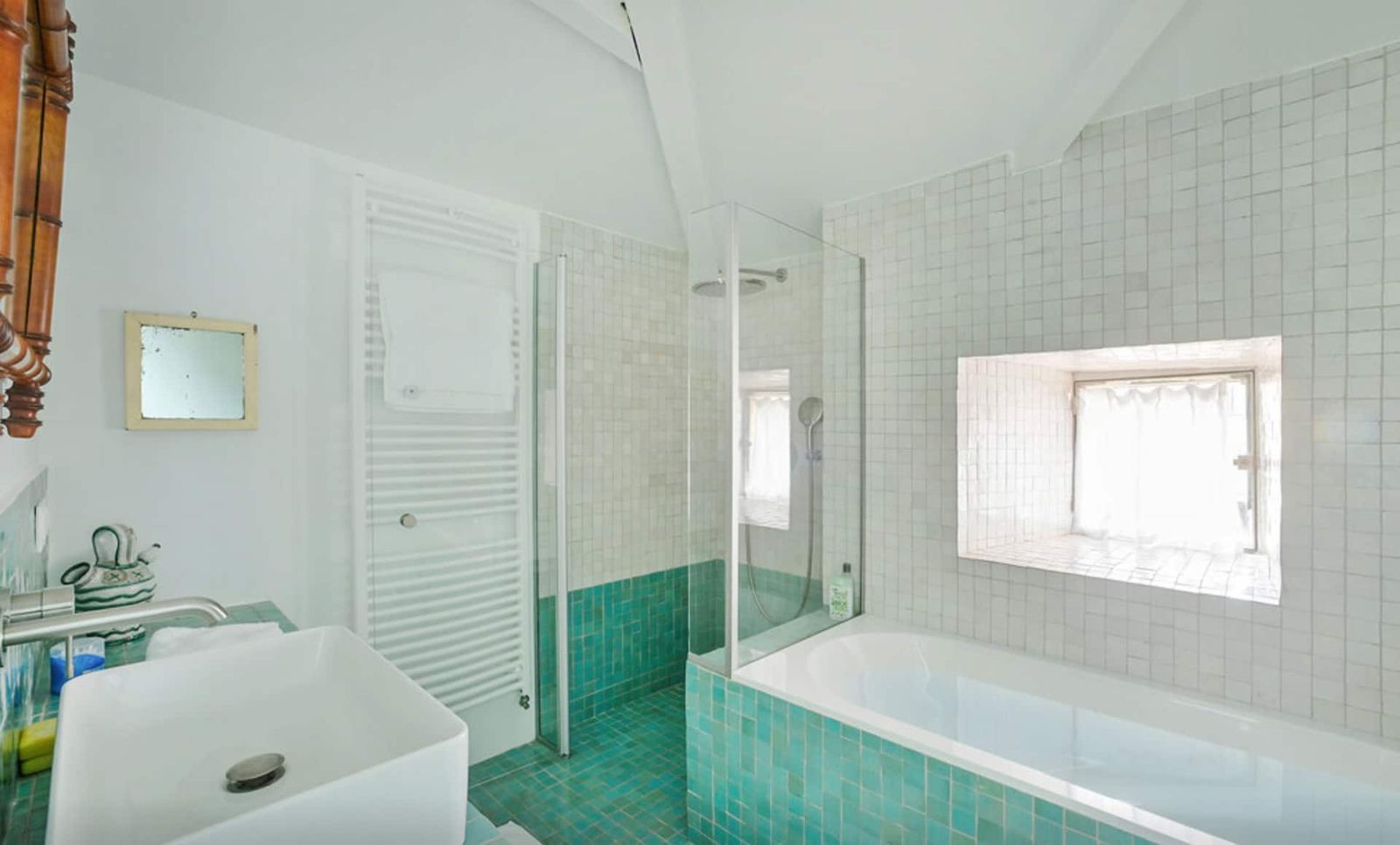 Salle de bain avec baignoire