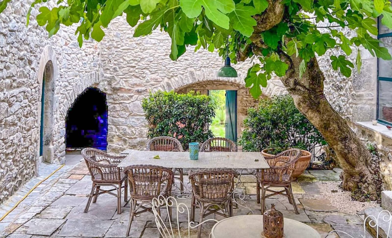 Table en fer forgé dans le patio en pierre