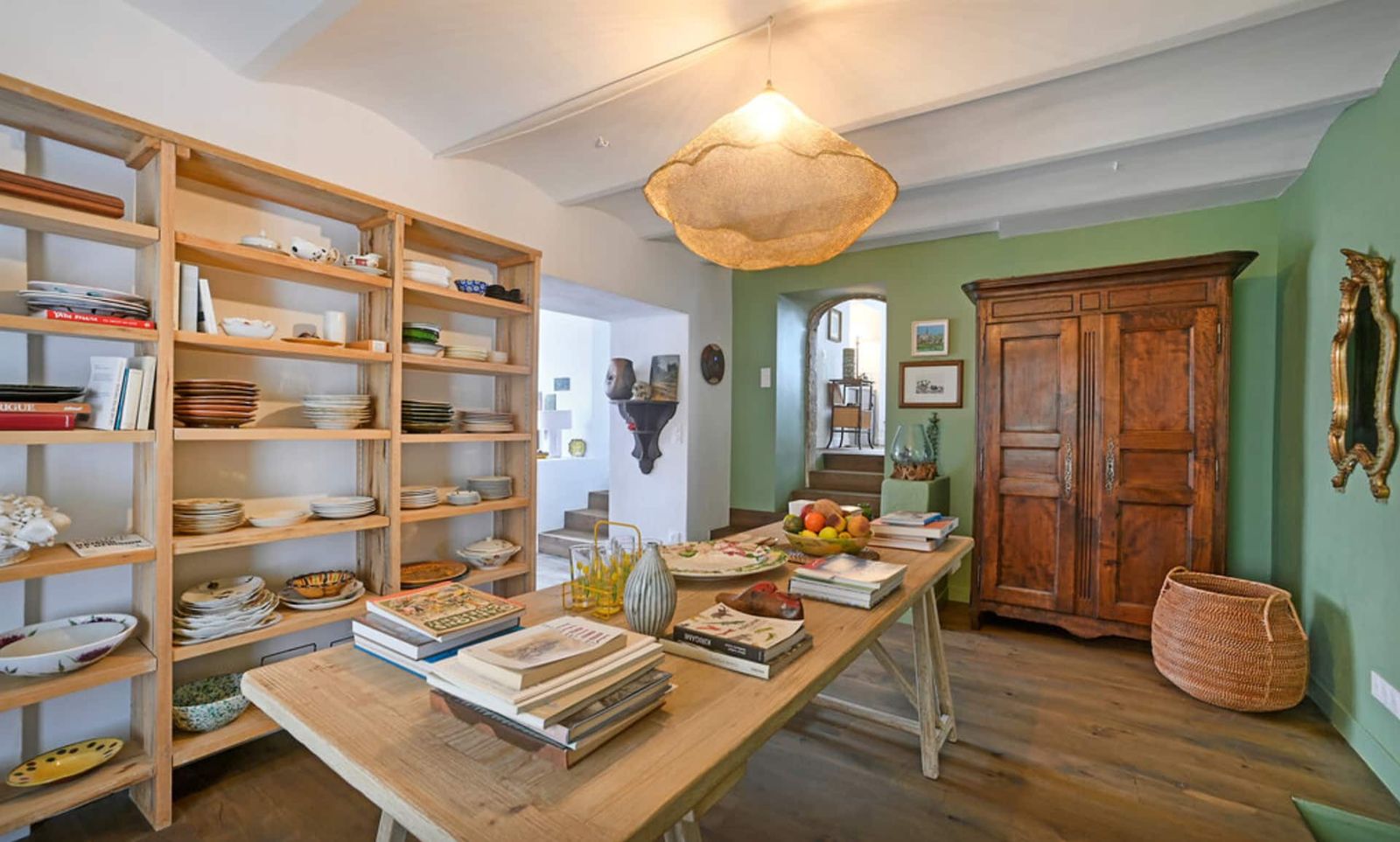 Bibliothèque et table de travail