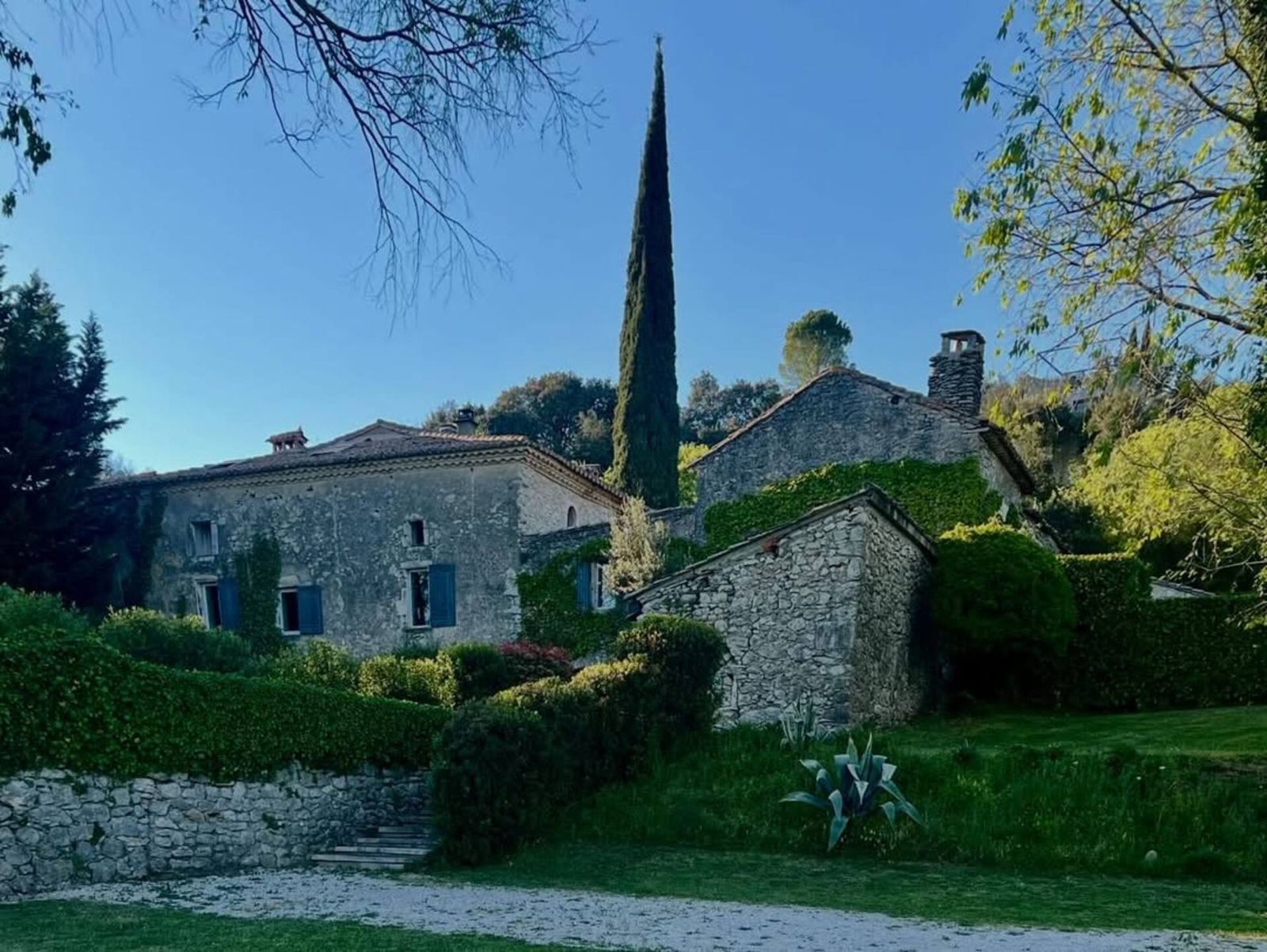 La maison et son grand cyprès