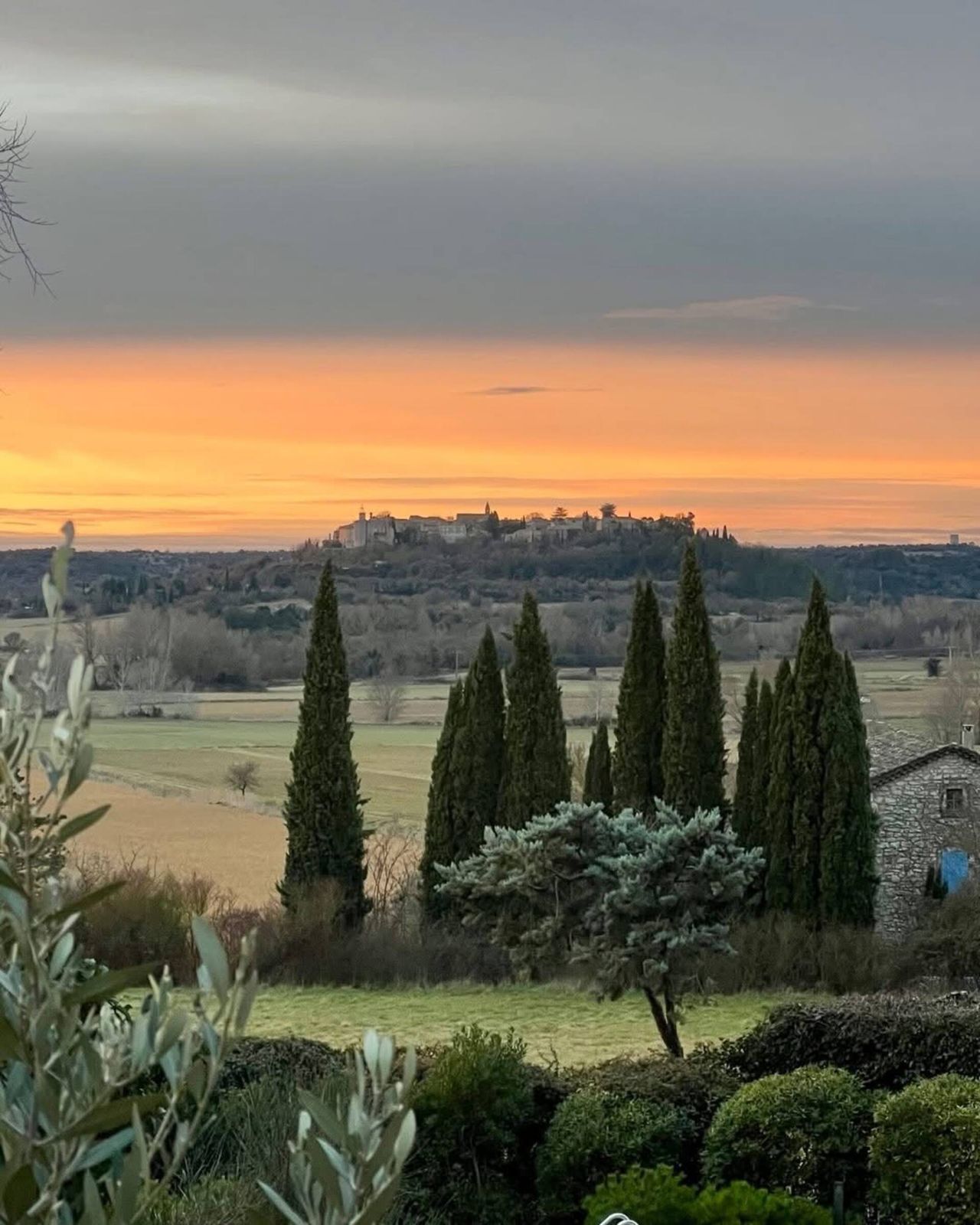 Coucher de soleil sur les collines et les cyprès